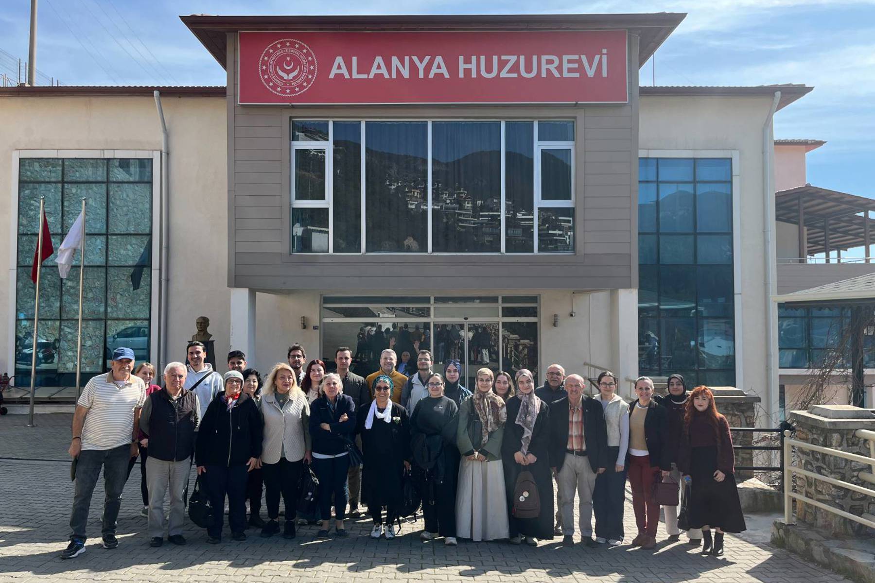 ALKÜ’LÜ ÖĞRENCİLERDEN HUZUREVİNE ANLAMLI ZİYARET